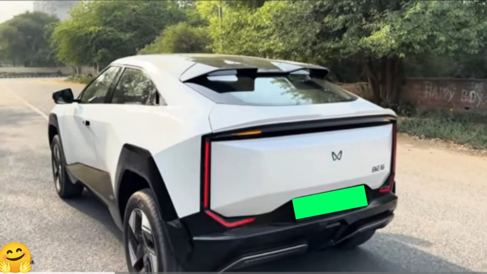 Mahindra BE6 EV: कार को लोग देखकर बोले क्या कार है|