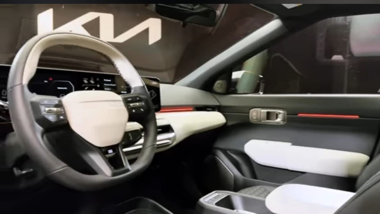 Kia EV4: का इंटीरियर काफी हद तक मॉडर्न और लग्जरी किया गया है।