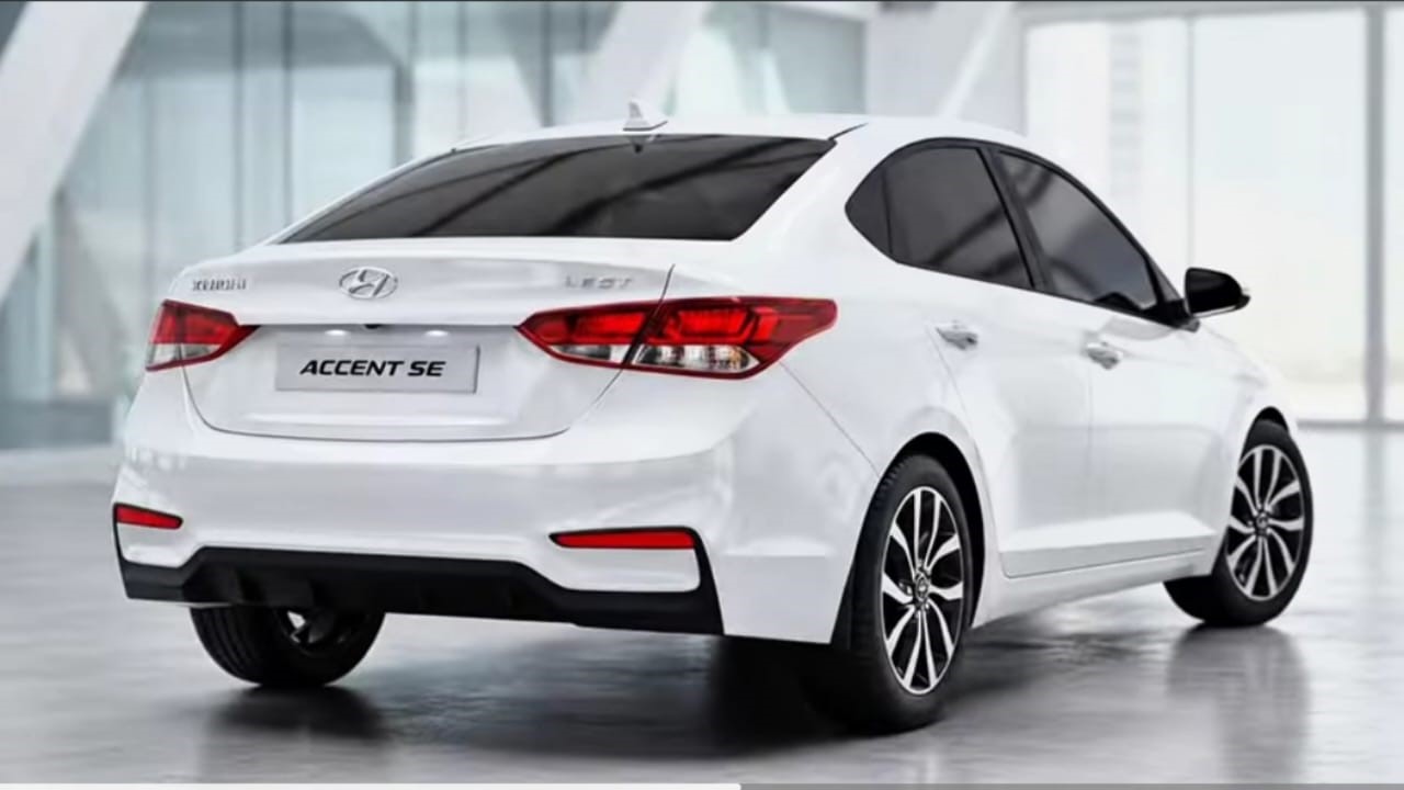 Hyundai Accent: का डिजाइन ऐसा है जो हर उम्र के लोगों को पसंद आता है।